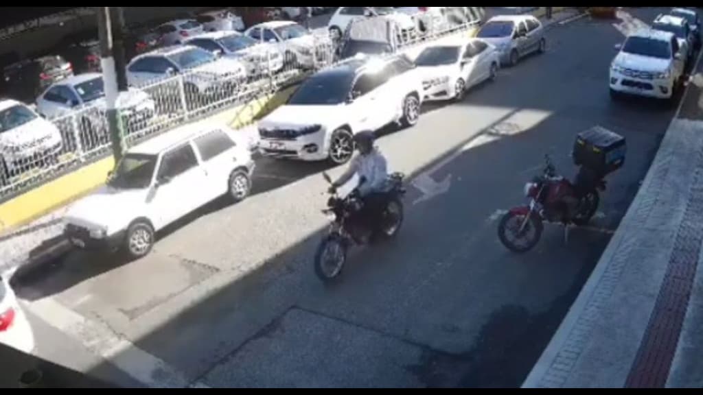 Motorista quebra grade de estacionamento e causa colisão com outros veículos