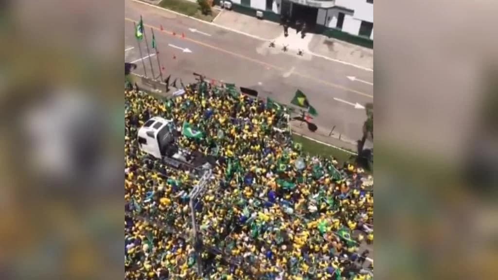 VÍDEO: Multidão se reúne para protestar em frente ao 63° Batalhão de Infantaria em Florianópolis