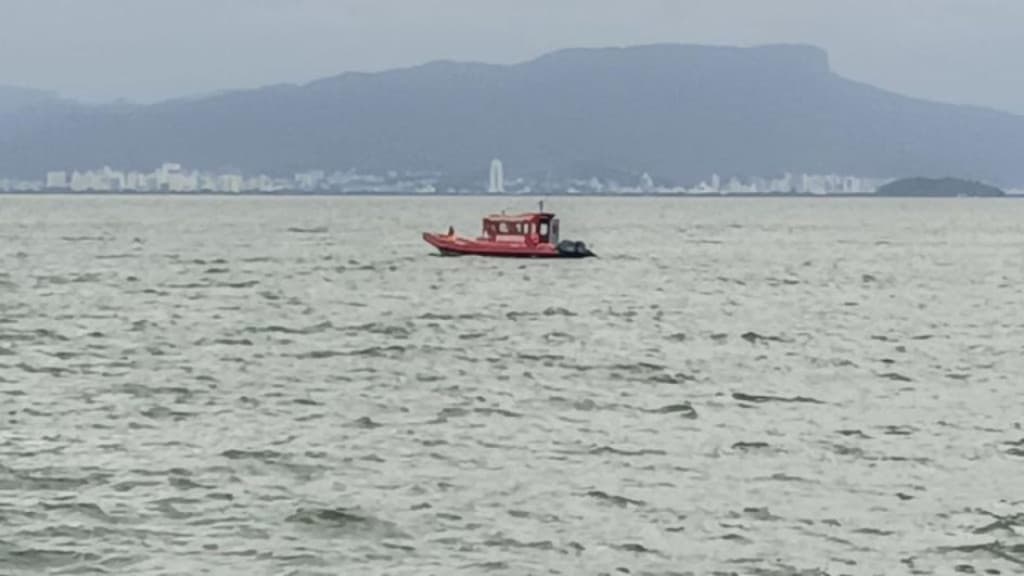 Pescadores encontram corpo de um homem boiando em praia de Florianópolis