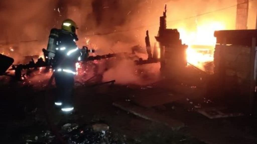 Casa é completamente destruída por incêndio após criança brincar com vela