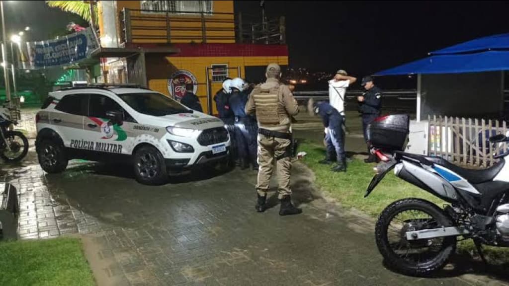 Jovem de Itapema é espancado no calçadão da Meia Praia e luta pela vida no hospital