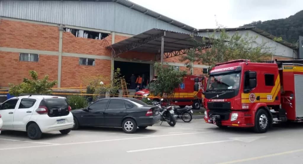 Trabalhador precisa ser ressuscitado após queda de grande estrutura em SC