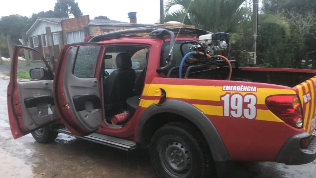 Bandido invade corporação dos bombeiros e foge com veículos em SC