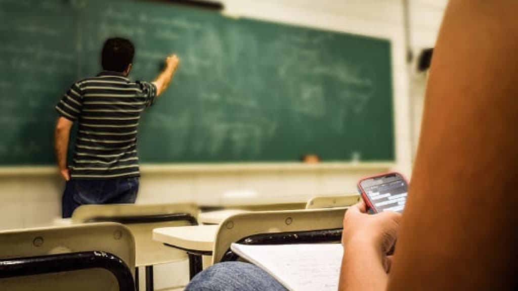 Professor que deu aulas com diploma falso devolverá salário de 14 meses em SC
