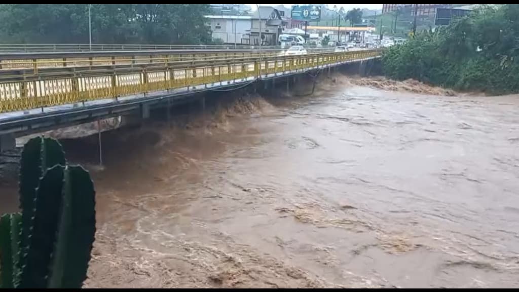Rio Tubarão pode transbordar neste sábado (7)