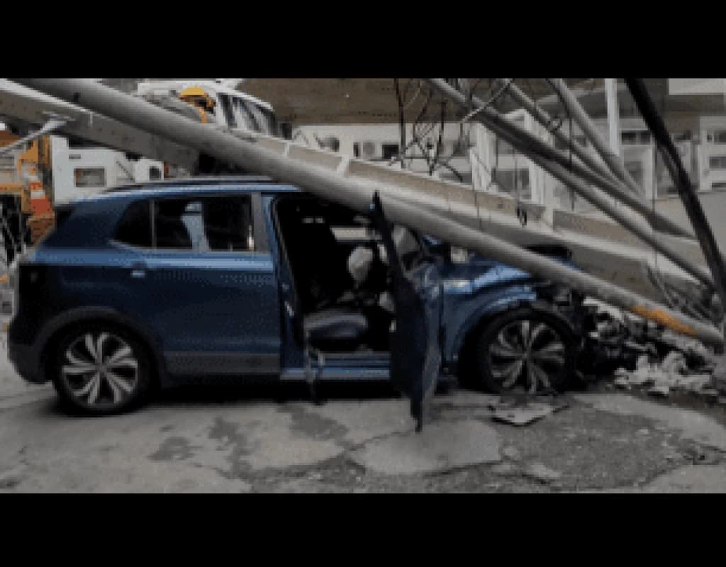 Carro com três mulheres colide contra poste em Florianópolis