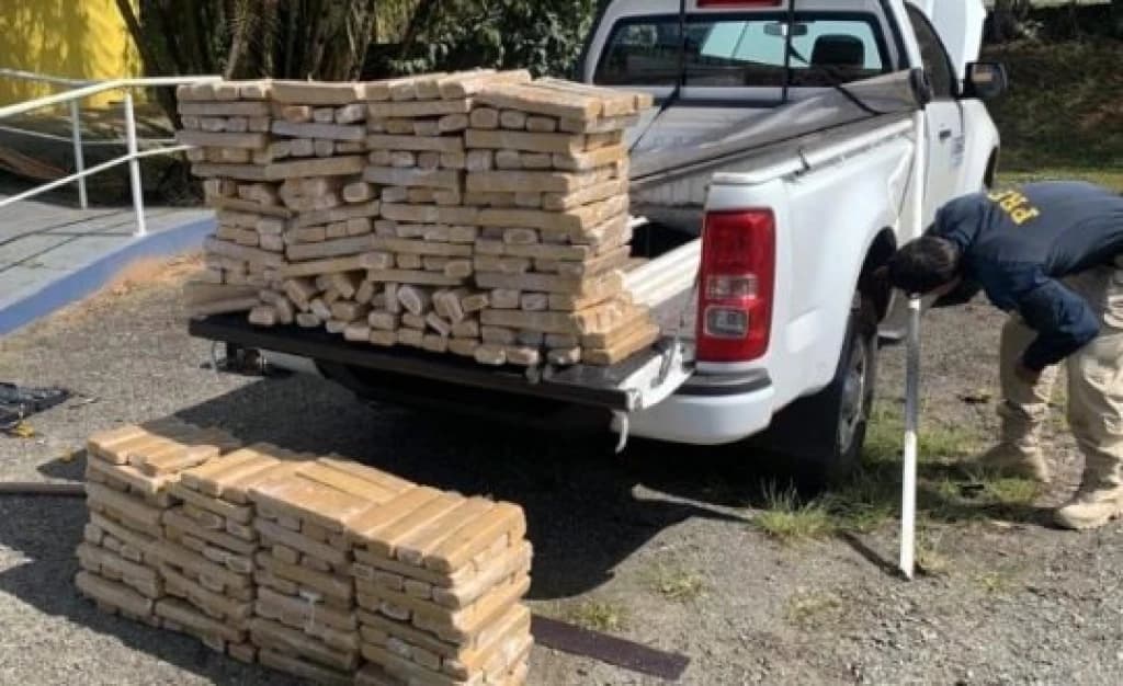 Quase 300kg de maconha são encontrados em fundo falso de camionete em SC