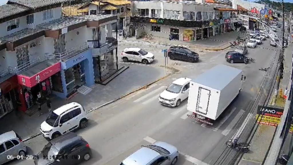 Motociclista “voa” após ser atingido por carro de gestante