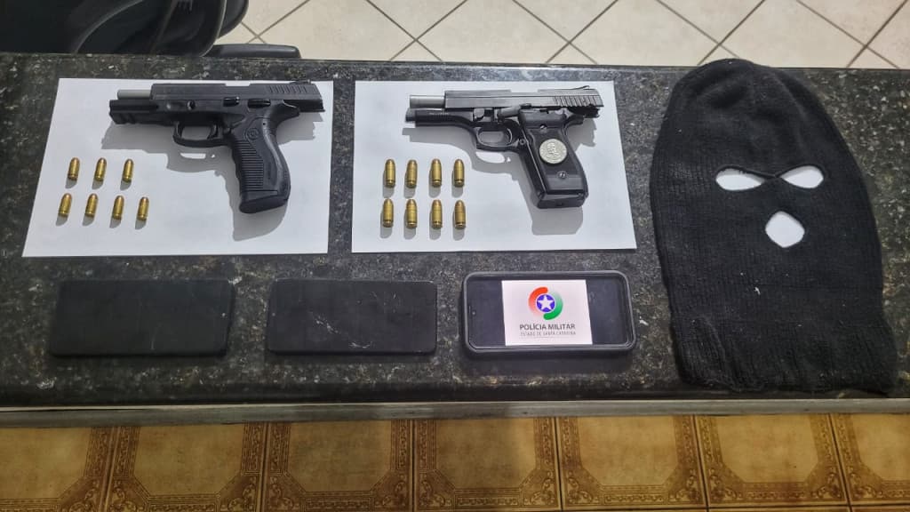 Veículo é parado na BR-101 com duas armas e três pessoas são presas, em Tijucas