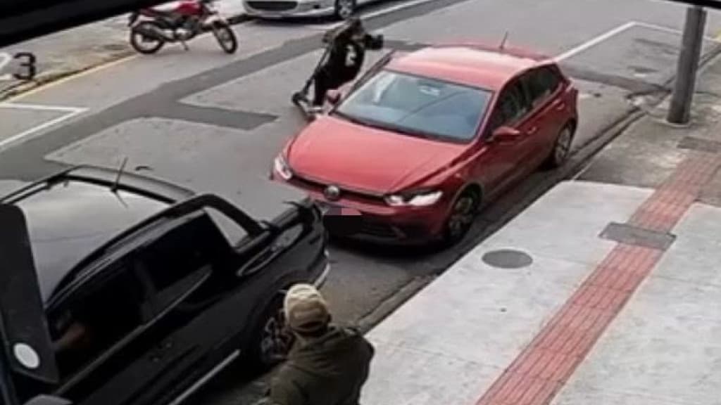 VÍDEO: Mulher vai parar no hospital após acidente com patinete elétrico em Balneário Camboriú