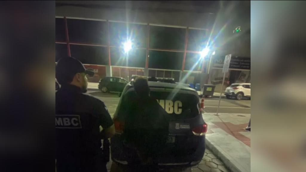 Gerente de restaurante é esfaqueado no pescoço por morador de rua, em Balneário Camboriú