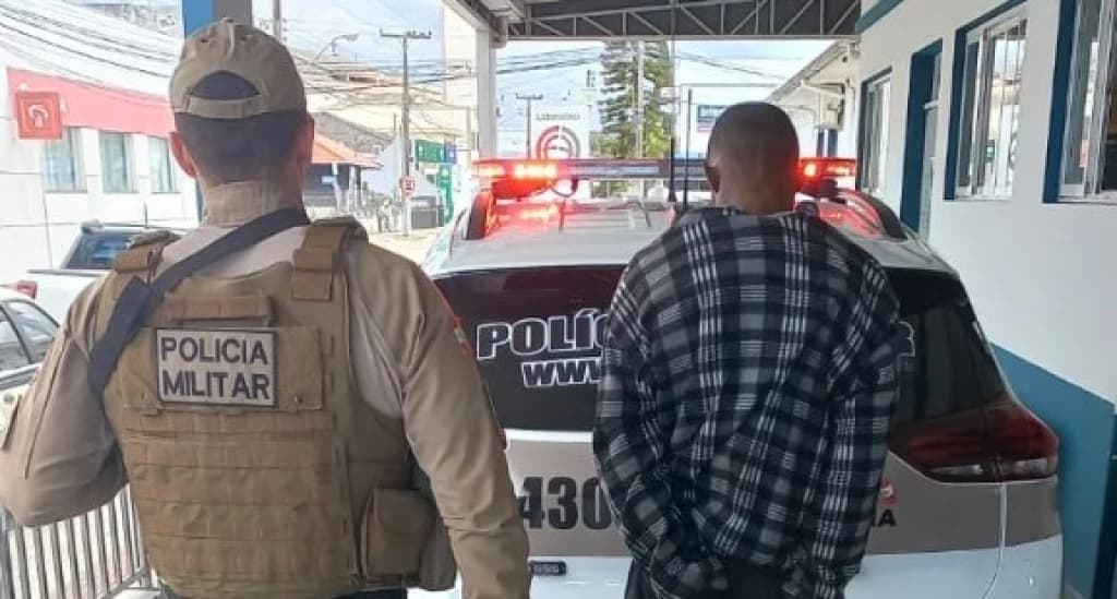 Homem é preso após furtar agente de saúde em Tijucas