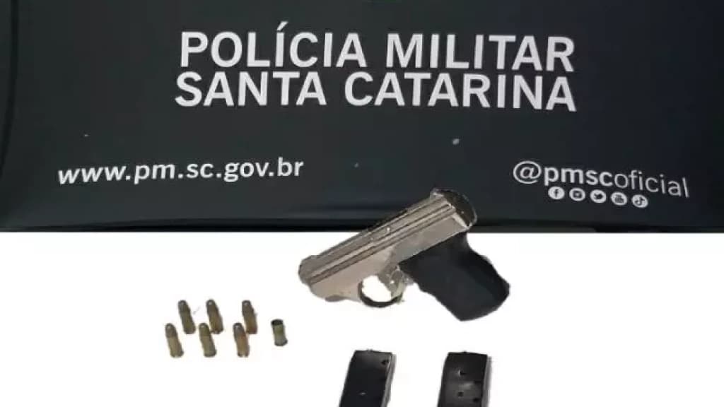 Mulher atira na própria amiga após encontrar arma do marido
