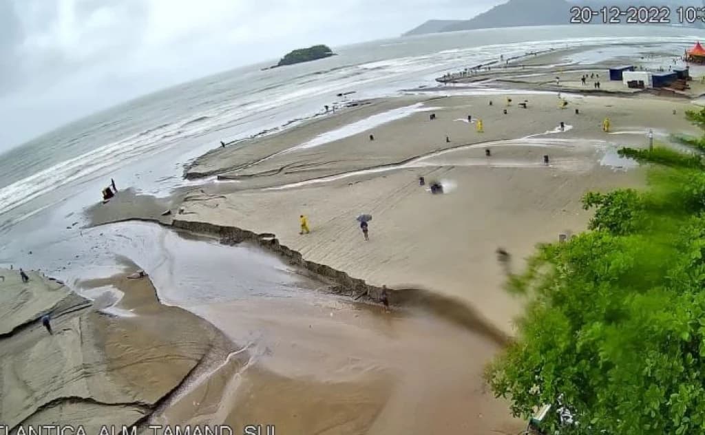 Imagens mostram Praia Central, em BC, irreconhecível