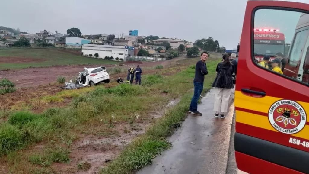 Mãe e filha de 11 meses morrem em acidente brutal na BR-282