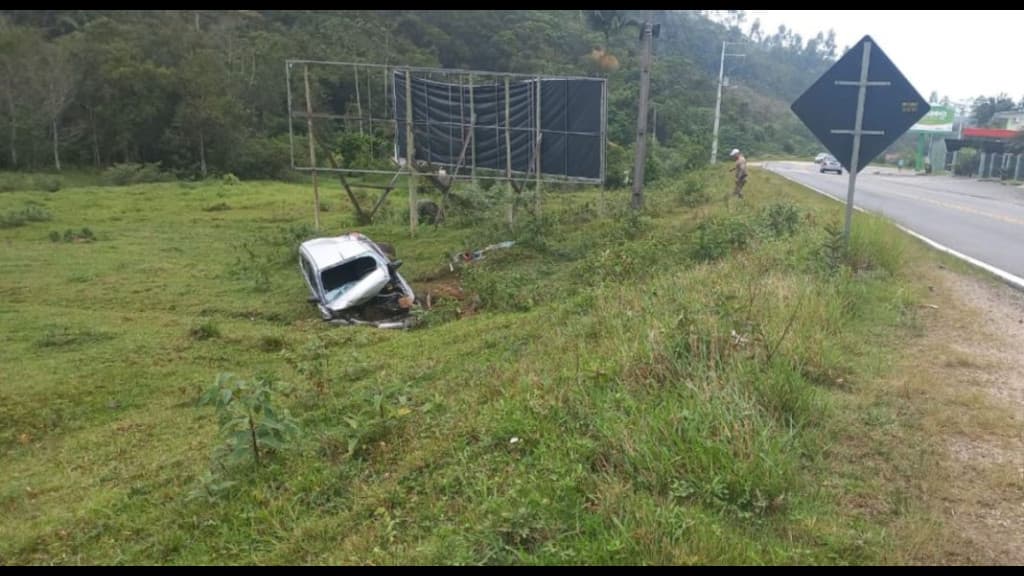 Carro capota na SC-108, em Nova Trento