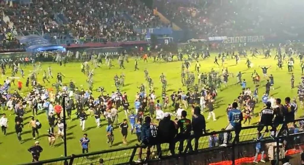 Briga em jogo de futebol deixa 127 mortos na Indonésia
