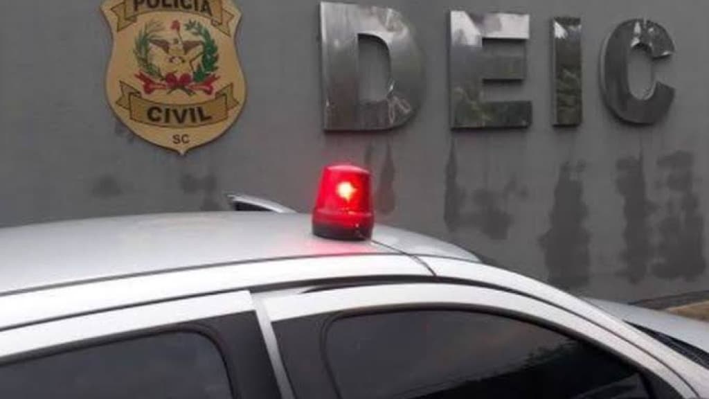 Acusado de matar padrasto a facadas e pauladas é preso em Florianópolis