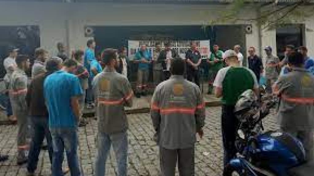Funcionários da Celesc fazem paralisação em SC