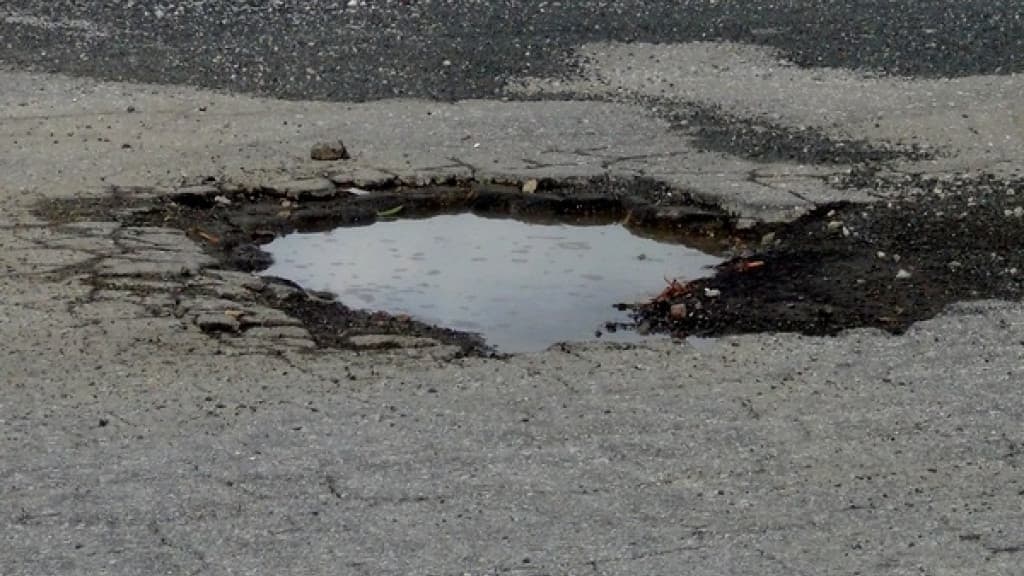 Motociclista que caiu em buraco não sinalizado será indenizada em mais de R$ 40 mil