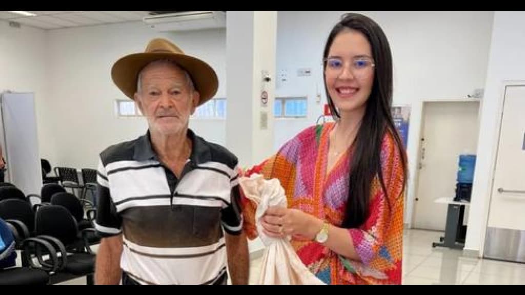 Idoso de 93 anos presenteia gerente de banco com galinha para agradecer o atendimento