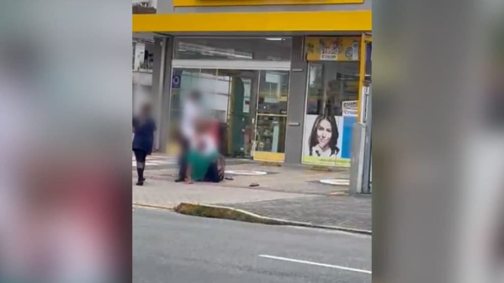 Ladrão leva “mata-leão” de funcionário em farmácia e acaba preso
