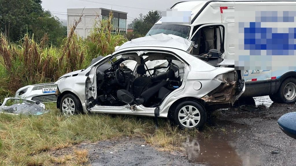 Acidente entre veículos deixa dois mortos na BR-282
