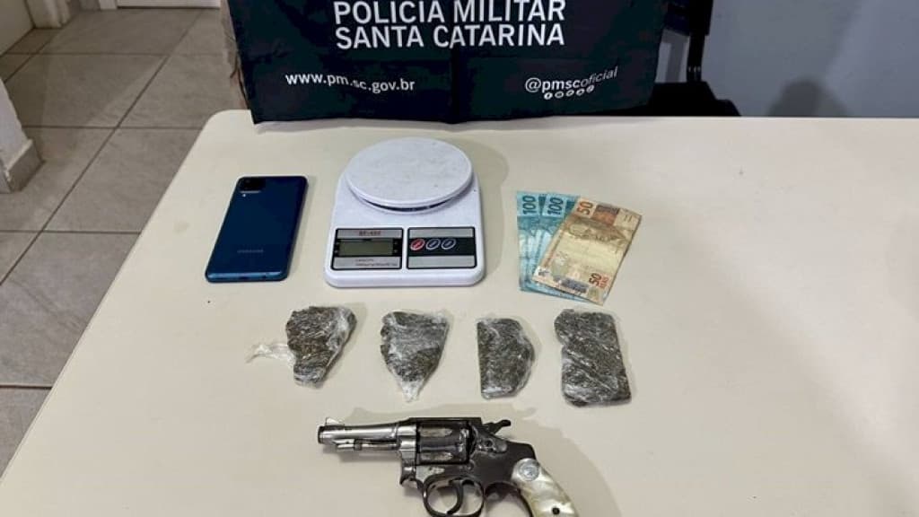 Revoltado, perdedor de sinuca saca arma e causa pânico em bar catarinense