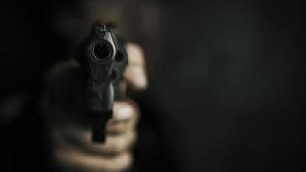Homem é alvejado pelas costas em tentativa de assassinato