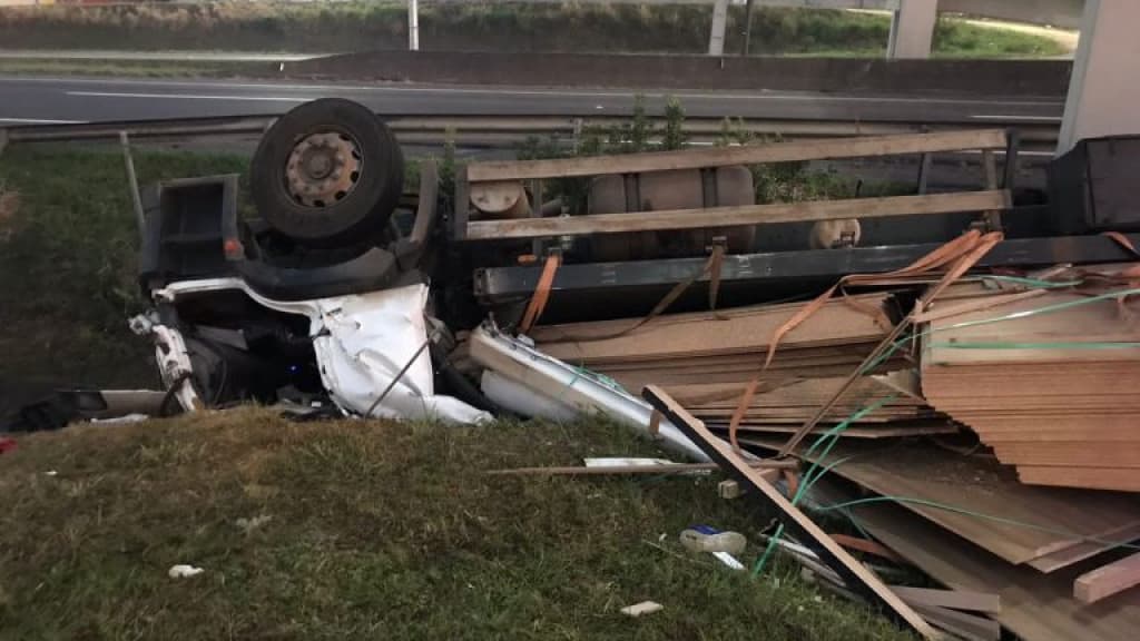 Trabalhador fica preso às ferragens após capotar caminhão na BR-101
