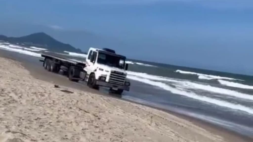 Caminhão em alta velocidade assusta banhistas em praia de SC