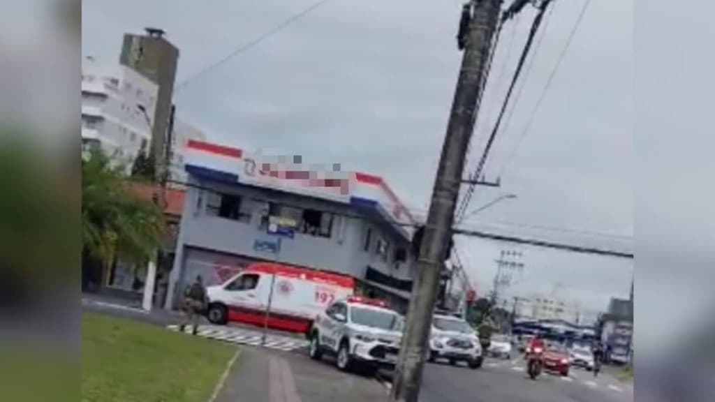 Idoso em surto é detido após sair com faca na mão em rua de Itajaí