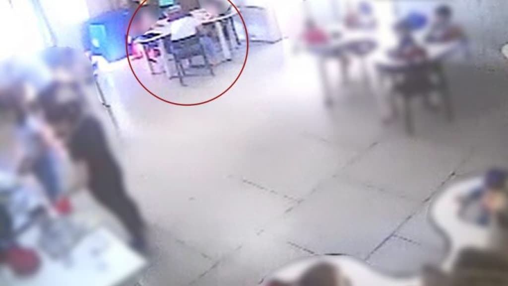 Professora é afastada após amarrar duas crianças em creche durante as refeições