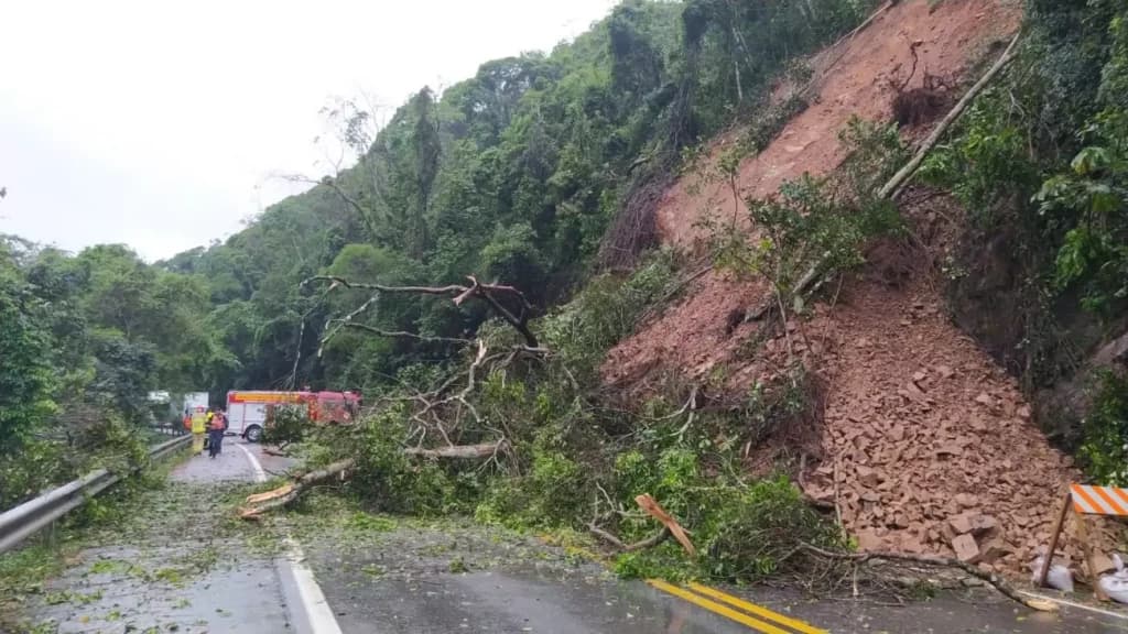 Queda de barreira bloqueia BR-470 no Alto Vale do Itajaí