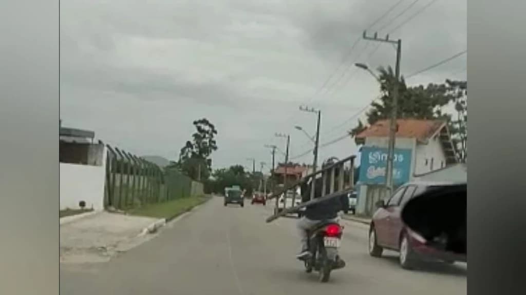 Motociclista é flagrado transitando com escada em Tijucas