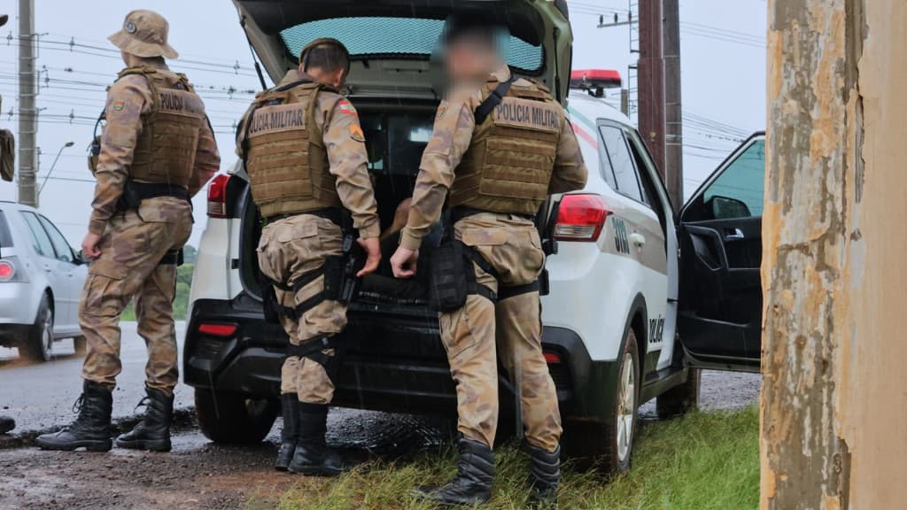Perseguição policial termina com prisão de assaltantes de supermercado