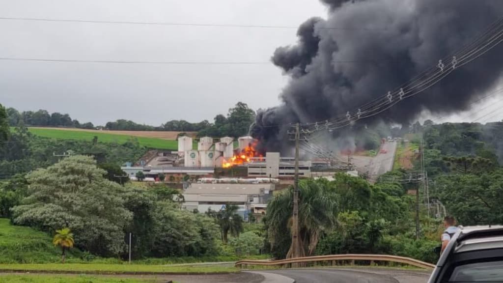 Incêndio provoca explosões em depósito de combustíveis de SC