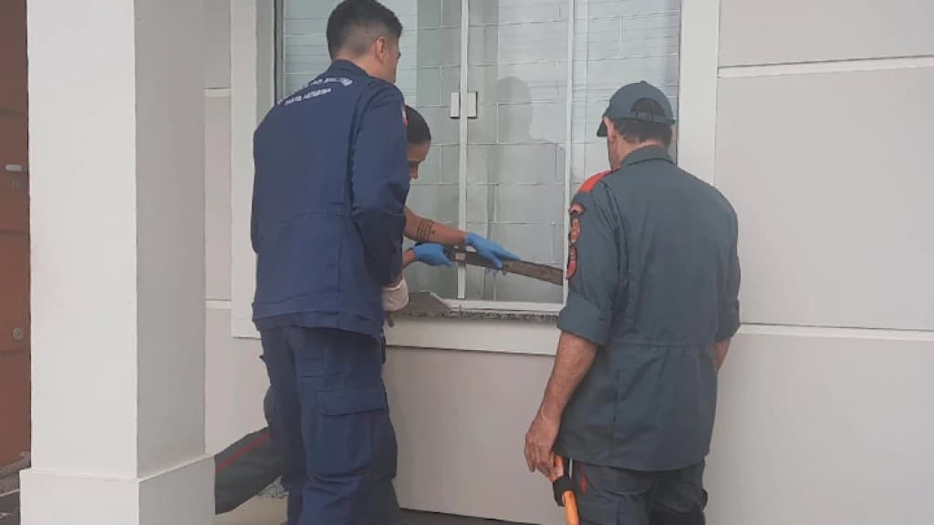 Idosa de 80 anos leva tombo e fica trancada dentro de casa em Tijucas