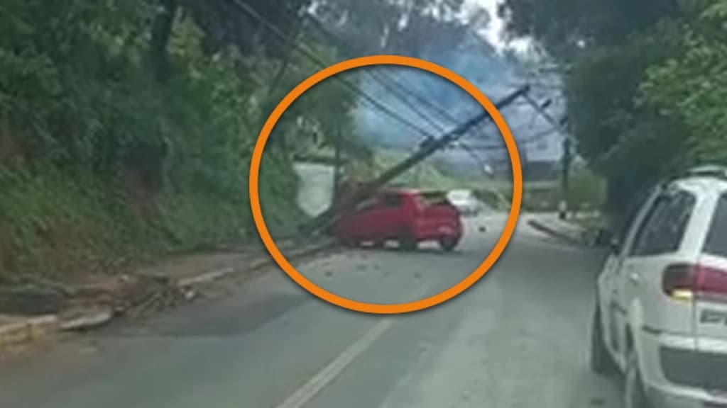Poste cai em carro após colisão em São João Batista