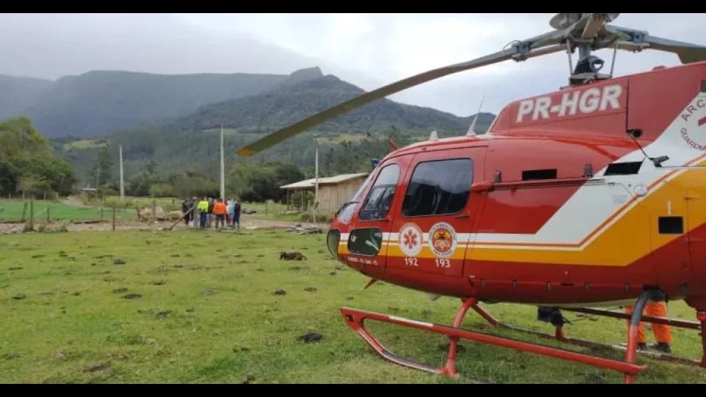Moradores desabrigados retornam para suas casas após passagem de ciclone em SC