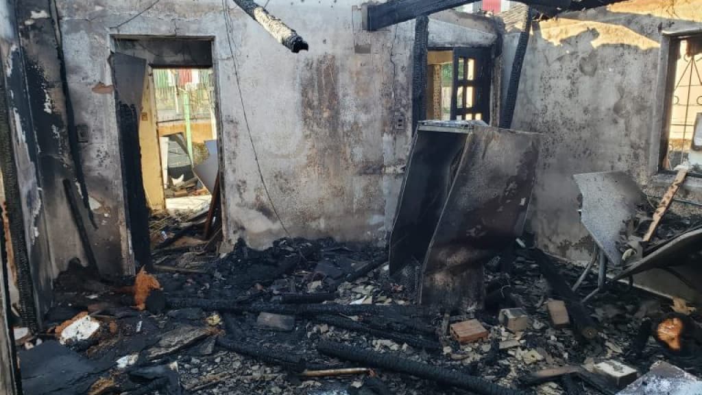 Homem alvo de agressão tem residência destruída por incêndio