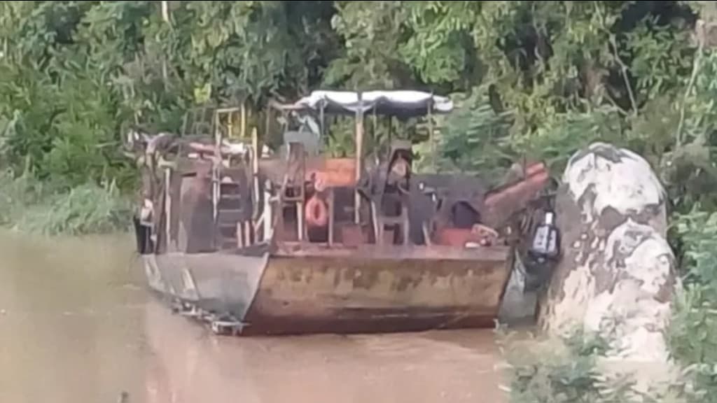Lancha de extração de areia se solta e para no Rio Tijucas