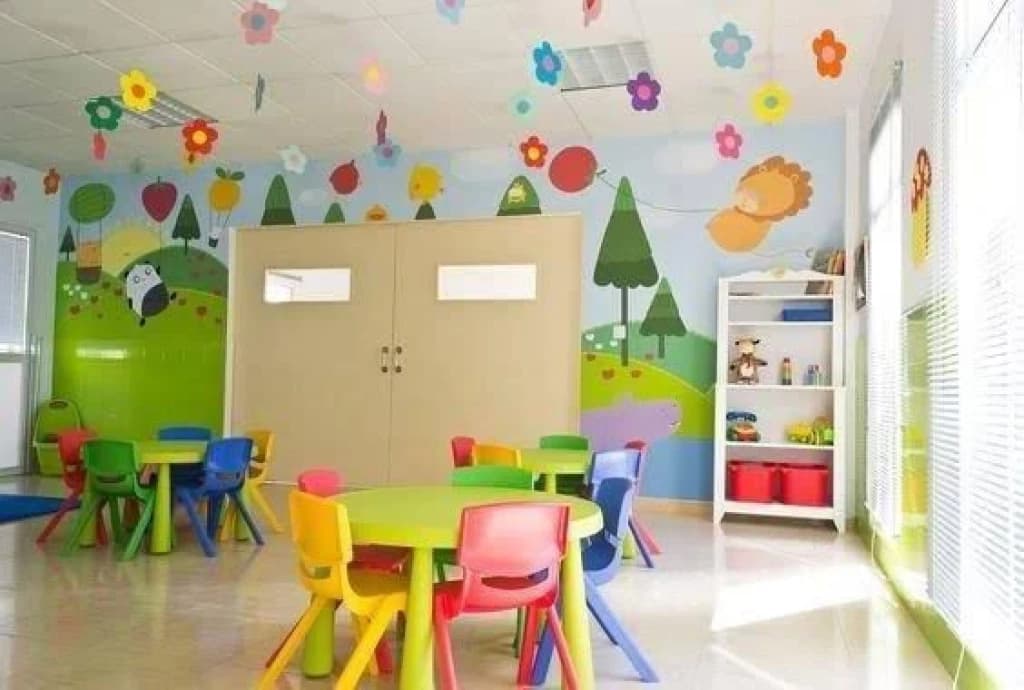 Mãe surta e invade sala de aula de creche em Tijucas