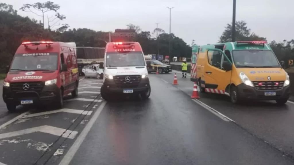 Carro capota e deixa um morto e quatro feridos na BR-101