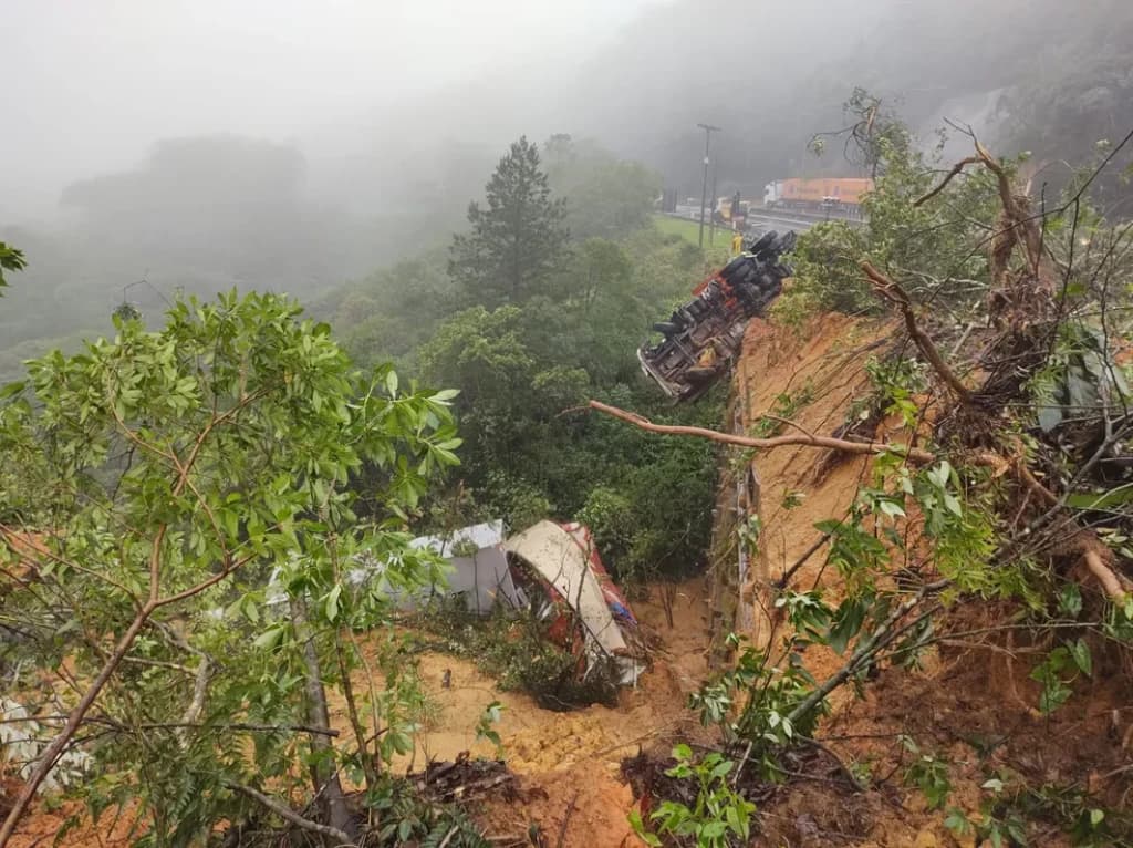 “Não conseguimos retirar os corpos”, diz comando dos bombeiros na BR-376