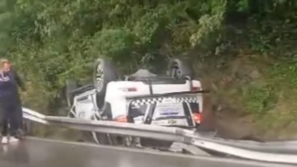 Viatura da Guarda Civil de SP capota com servidores na BR-101, em Palhoça