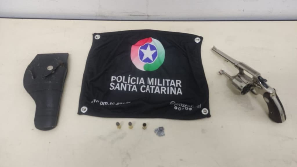 Filha evita assassinato da mãe ao desarmar pai no Vale do Itajaí