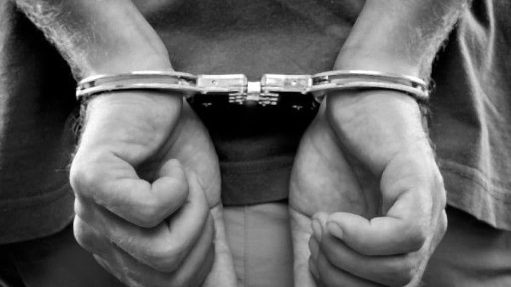 Filho chega em casa revoltado e joga cadeira na mãe