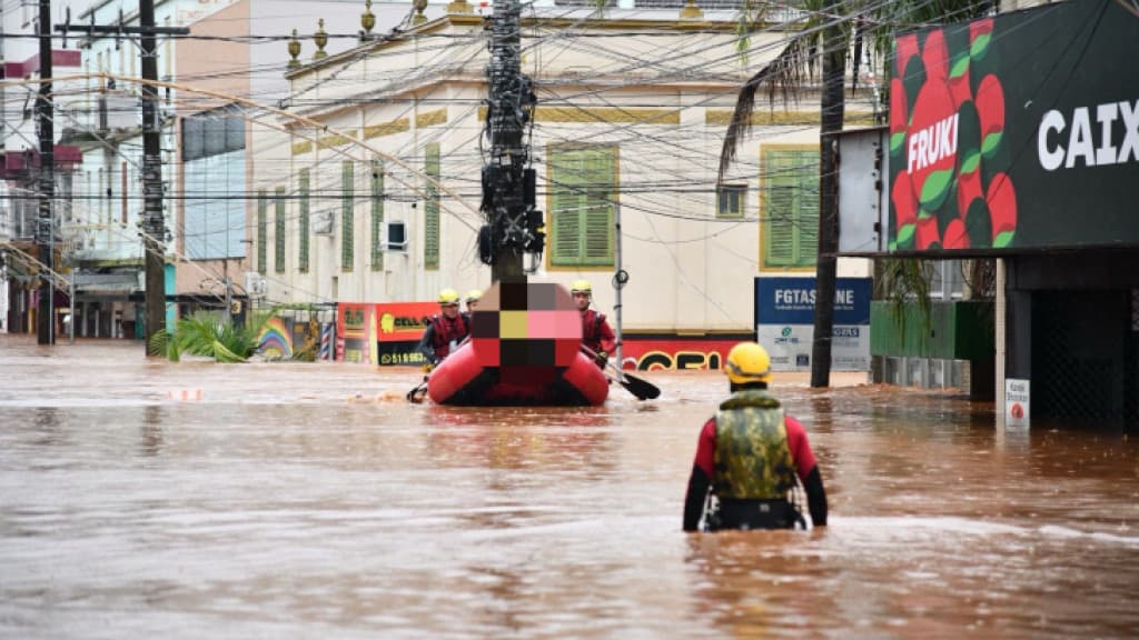 Bombeiros de SC realizam resgate de mais de 300 pessoas no RS