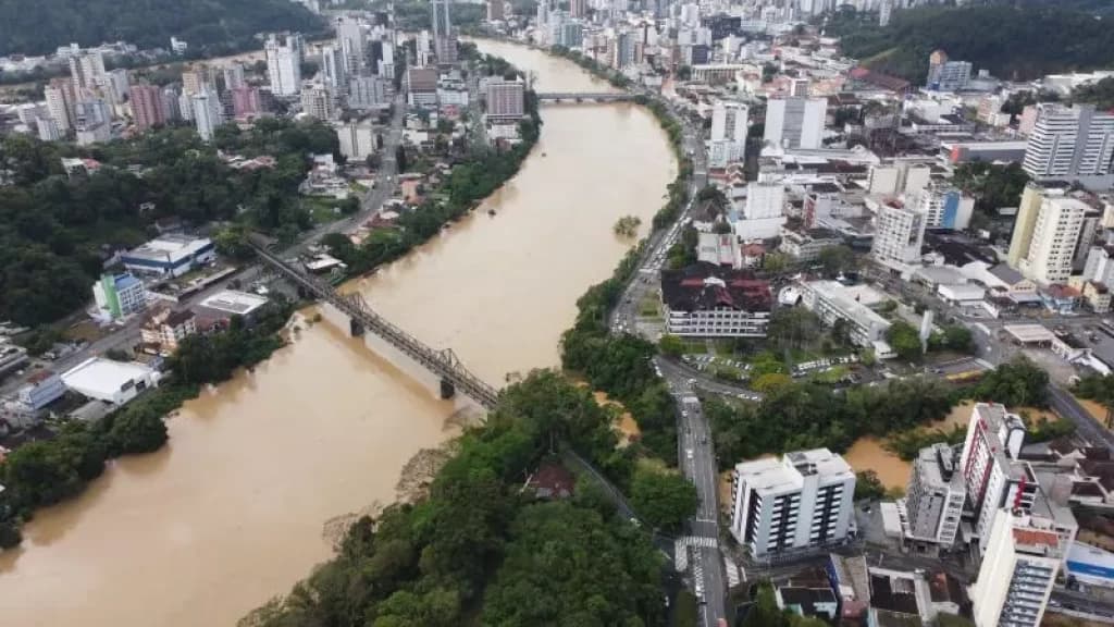 Após rio Itajaí-Açu estabilizar, Blumenau lida com consequências de enchentes